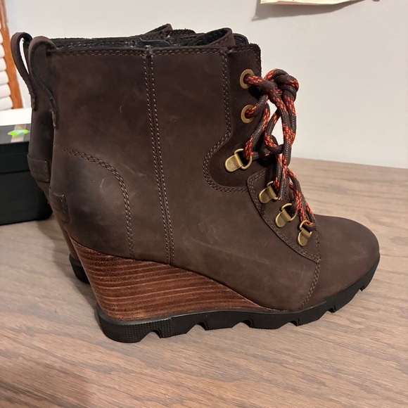 Sorel Joan uptown lace wedge boot size 8 - Picture 7 of 9